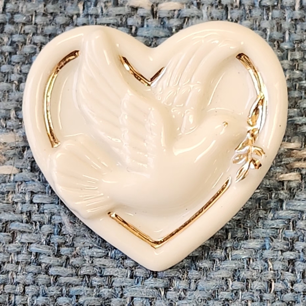 *2/15$*Lenox Peaceful Heart, porcelain brooch